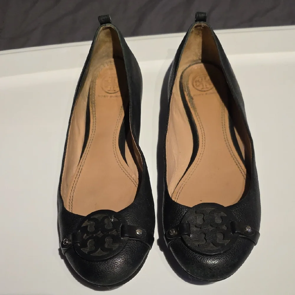 Tory Burch Black Leather Flats with Logo Accent - Picture 4 of 16